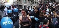 Manifestazione a Milano, al centro la ragazza ferita al corteo 'Italia in Piazza' - Ipa