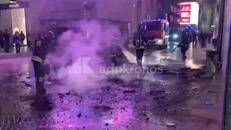 Scontri a Milano, assalti ai negozi e attacchi alla polizia: il caos in centro - Video