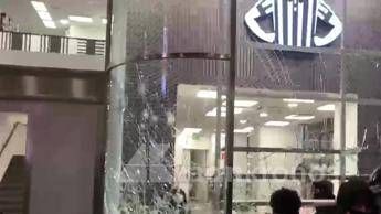 Guerriglia a Milano, assalto a negozio in San Babila: vetrine rotte a colpi di mazza - Video