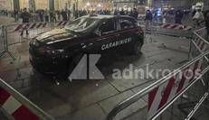 La gazzella dei carabinieri distrutta in piazza Duomo a Milano - Foto Adnkronos