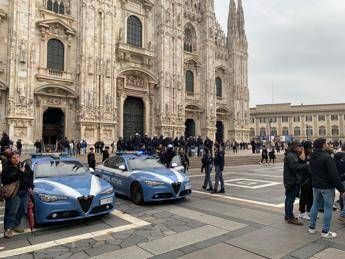 Polizia in piazza Duomo