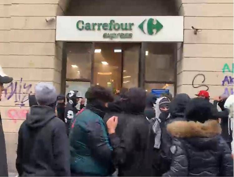 Milano, riparte la guerriglia in centro: giovani sfondano vetrine centro, assaltato Carrefour