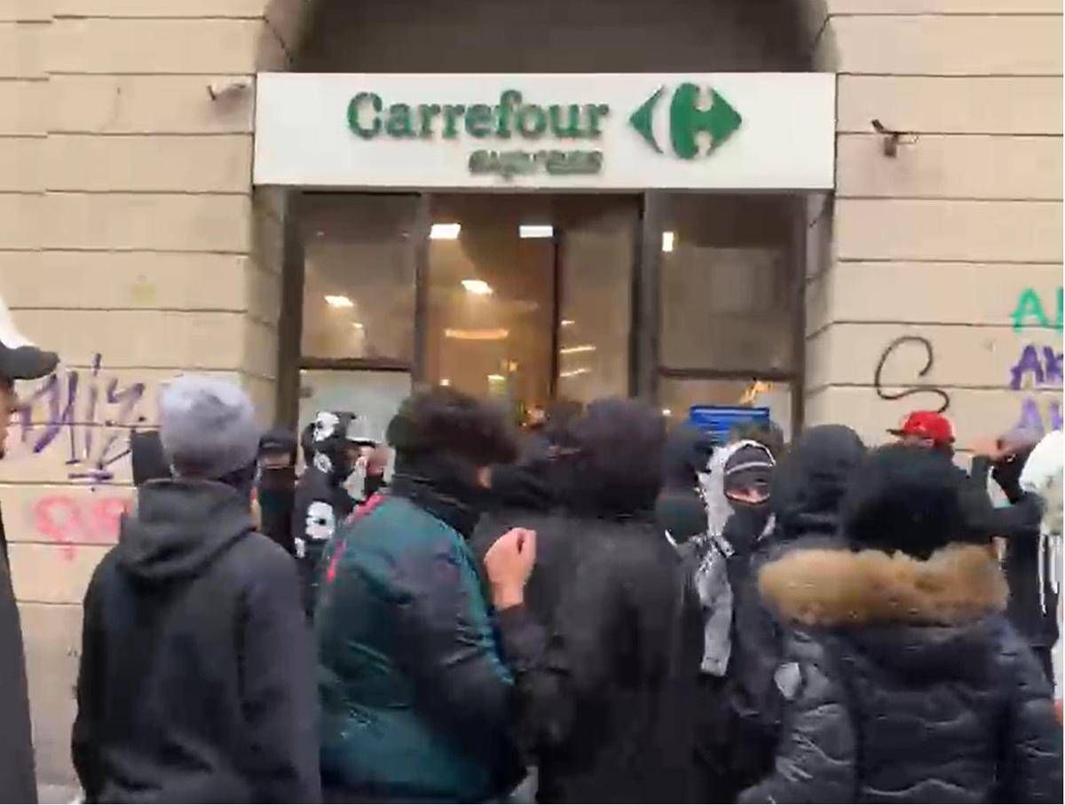 Milano, guerriglia in centro: Carrefour saccheggiato, 60 giovani in Questura – VIDEO