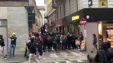 Milano, ancora caos: disordini e saccheggi, auto 'saltate' nella fuga