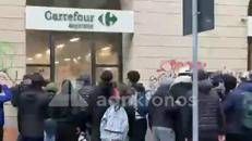 Guerriglia ancora a Milano, assaltato il Carrefour di via Torino - Video