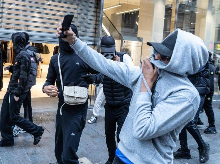 Il selfie dopo la devastazione a Milano - (Fotogramma/Ipa)