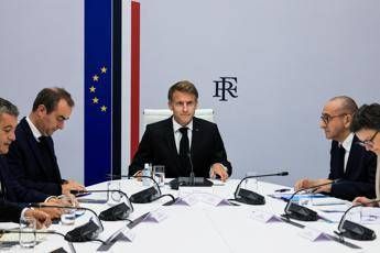 Francia, ministro Interno: "Polizia ha perso il controllo delle proteste". Macron respinge le dimissioni
