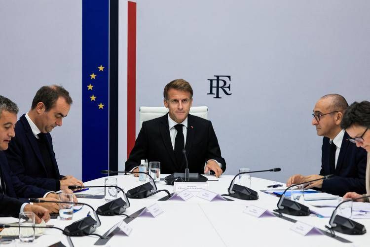 Macron riunito con i ministri dopo le proteste - (Afp)