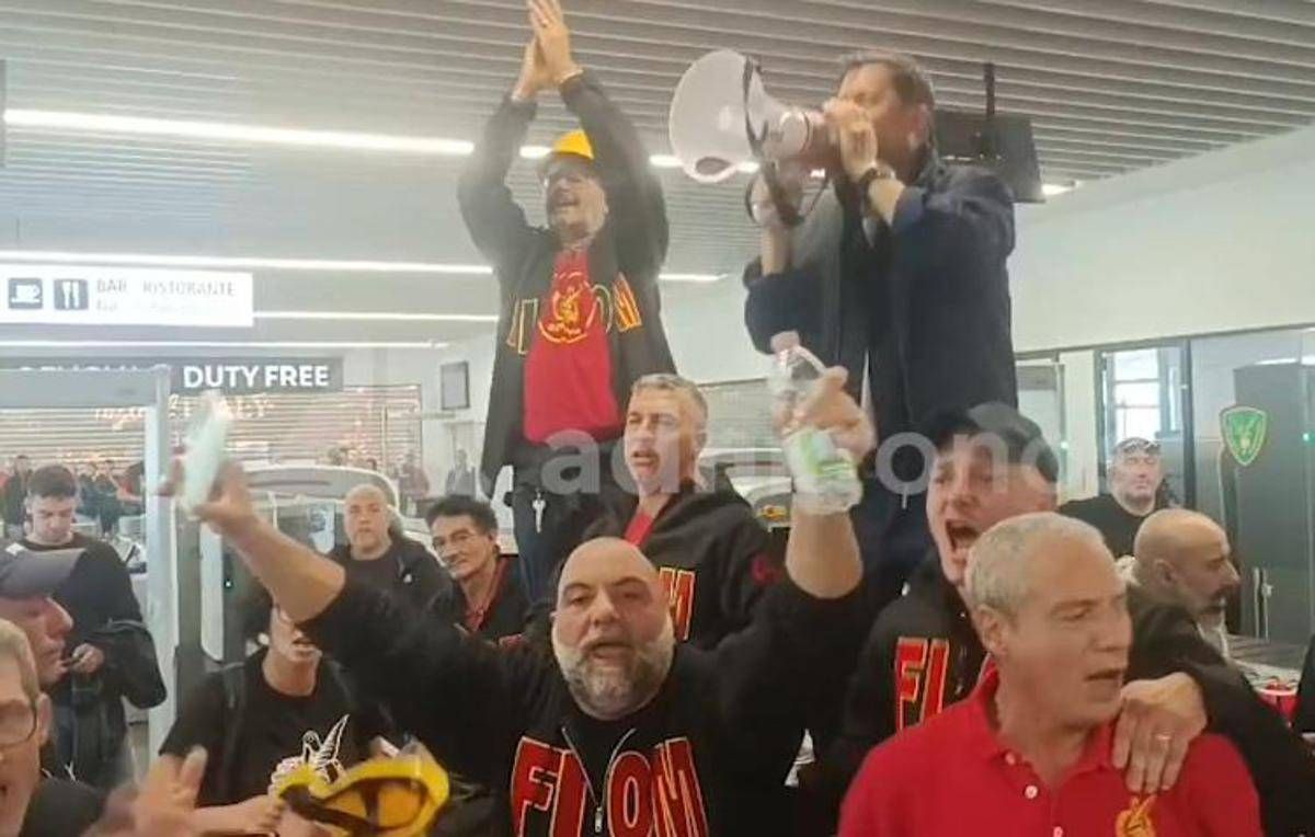 Ex Ilva Genova, gli operai occupano l’aeroporto Cristoforo Colombo – VIDEO