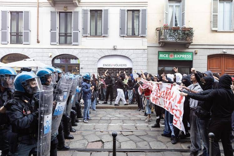 Polizia e manifestanti a Milano - (Ipa)