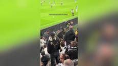 Juve-Lazio, rissa tra tifosi bianconeri sugli spalti e la partita si ferma - Video