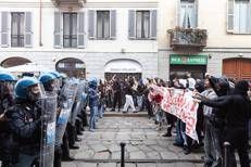 Polizia e manifestanti a Milano - (Ipa)