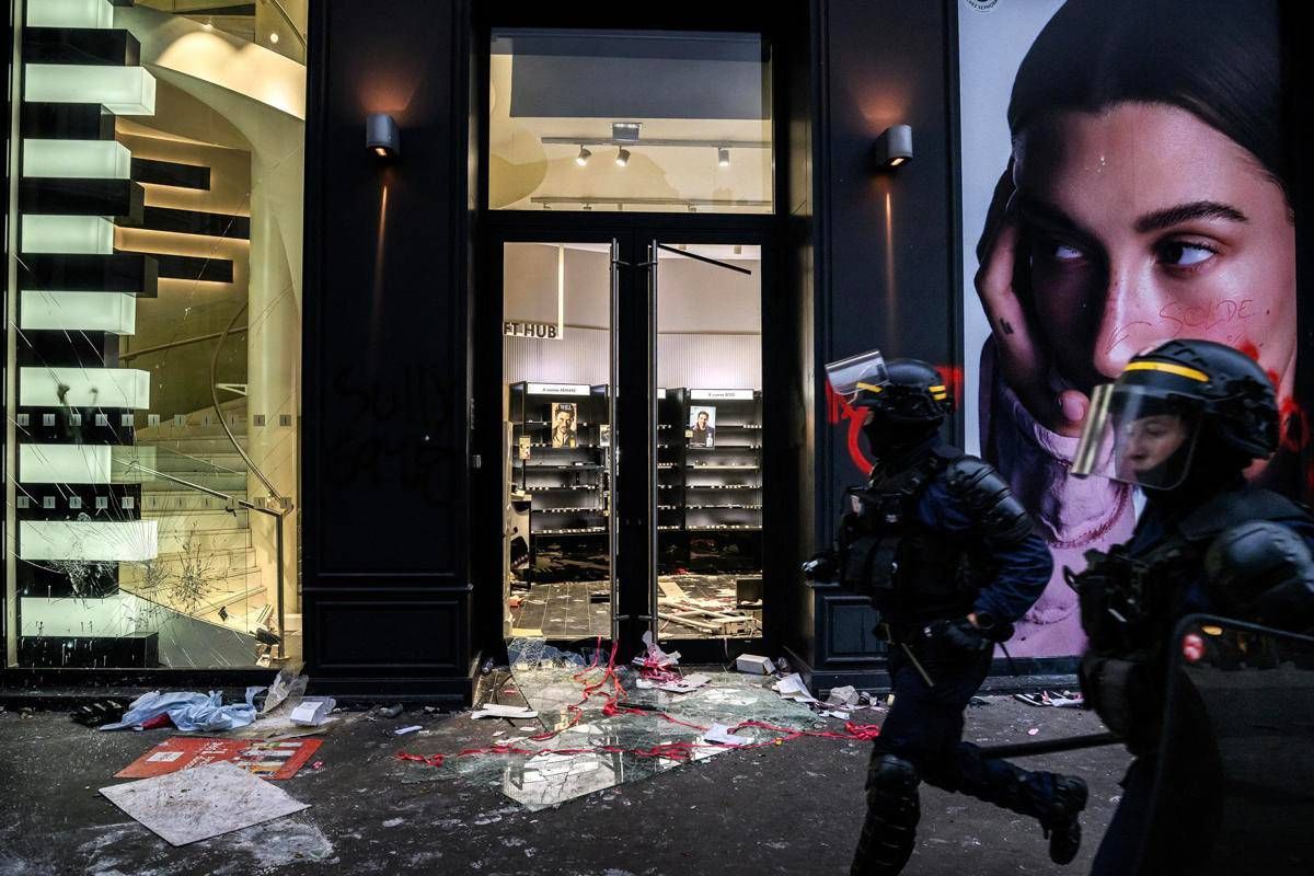 Saccheggi in Francia, spunta online la merce rubata. A Milano danni da un milione