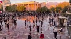 Gli studenti albanesi contro Edi Rama, violenti scontri a Tirana - Video