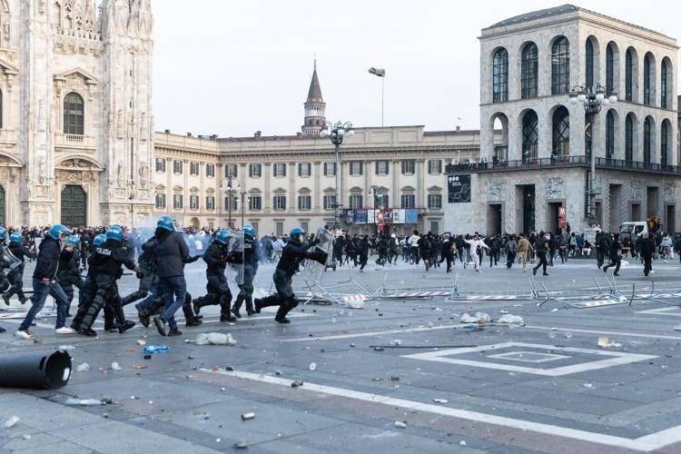 Scontri a Milano - (Ipa)