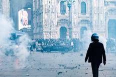 Guerriglia a Milano - (Ipa)