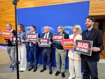 Carburanti: photo action eurodeputati M5s al Pe, 'Ue intervenga'