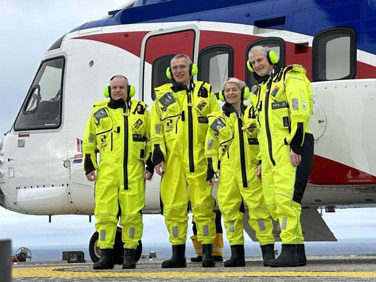 La presidente della Commissione Europea Ursula von der Leyen (terza da sinistra) in visita nell'Artico norvegese nel 2023 - Fotogramma/Ipa