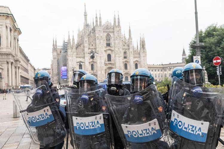 Polizia a Milano durante le proteste - Ipa