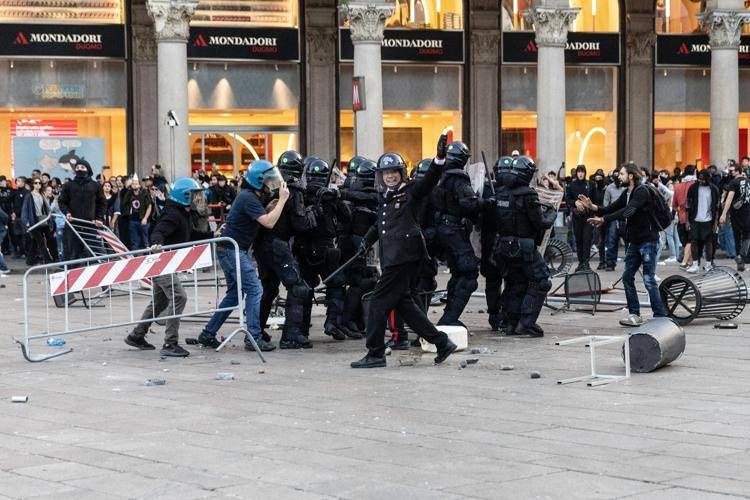 Guerriglia a Milano - (Ipa)