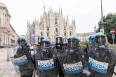 Polizia a Milano durante le proteste - Ipa