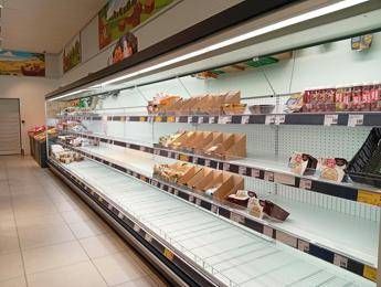 Supermercato con scaffali svuotati - (Foto Adnkronos)