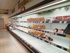 Supermercato con scaffali svuotati - (Foto Adnkronos)