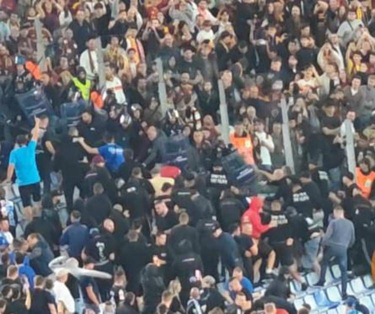 Gli scontri nel settore ospiti - X