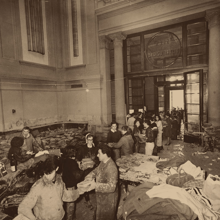 (Gli 'Angeli del Fango' in azione nella BnF nel 1966 - ufficio stampa BnF)