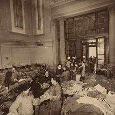(Gli 'Angeli del Fango' in azione nella BnF nel 1966 - ufficio stampa BnF)