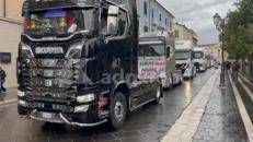 Continua la protesta di autotrasportatori e agricoltori, corteo rumoroso di tir e trattori a Campobasso - Video