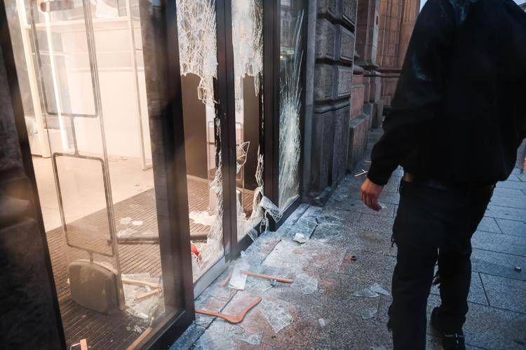 Una vetrina rotta durante le proteste a Milano - (Ipa)