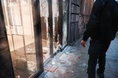 Una vetrina rotta durante le proteste a Milano - (Ipa)