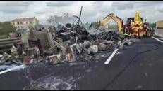 Tir carico di elettrodomestici a fuoco in autostrada nel Veneziano, lunghe code sull'A4 - Video
