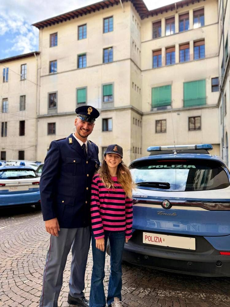 (Il poliziotto e la bambina - ufficio stampa Questura di Firenze)