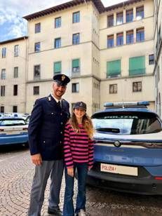 (Il poliziotto e la bambina - ufficio stampa Questura di Firenze)