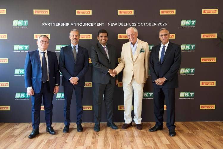 Da sinistra a destra Giuliano Menassi, Pirelli Senior Vice President ceo Region Meai; Andrea Casaluci, Pirelli ceo; Rajiv Poddar, Joint Managing Director of Bkt; Marco Tronchetti Provera, Pirelli Executive Chairman; Satish Sharma, Senior President & Director of Bkt