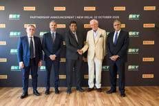 Da sinistra a destra Giuliano Menassi, Pirelli Senior Vice President ceo Region Meai; Andrea Casaluci, Pirelli ceo; Rajiv Poddar, Joint Managing Director of Bkt; Marco Tronchetti Provera, Pirelli Executive Chairman; Satish Sharma, Senior President & Director of Bkt
