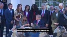 Trump invita Melania a firmare un ordine esecutivo, ma la frase diventa un boomerang sul web - Video