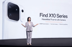 Ling Liu sul palco mentre presenta una panoramica della gamma di prodotti