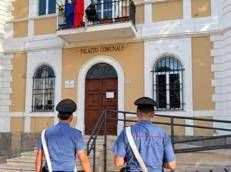 Carabinieri davanti al Comune di Montelibretti