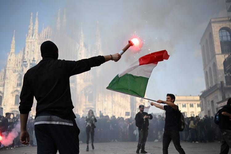 Scontri a Milano - (Afp)