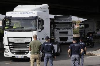 Protesta dei tir, stop ai blocchi in Campania: ripartono i rifornimenti. Il Garante invoca la precettazione