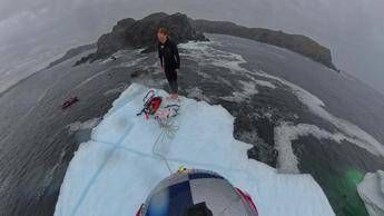 La prima donna a tuffarsi da un iceberg, il video dell'impresa della canadese Molly Carlson