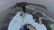 La prima donna a tuffarsi da un iceberg, il video dell'impresa della canadese Molly Carlson