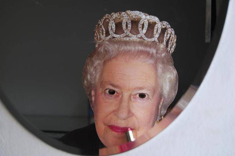 'A queen in the mirror', una Elisabetta II 'sottosopra' nelle foto di Sonia Romani