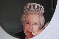 'A queen in the mirror', una Elisabetta II 'sottosopra' nelle foto di Sonia Romani