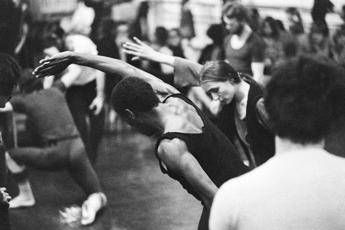 La regista e coreografa Pina Bausch in prova con gli interpreti del Tanztheater Wuppertal  per 'La Sagra della Primavera'