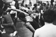 La regista e coreografa Pina Bausch in prova con gli interpreti del Tanztheater Wuppertal  per 'La Sagra della Primavera'