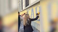 Milano, Salvini e Sardone cancellano scritte contro forze dell'ordine sul muro di una scuola - Video